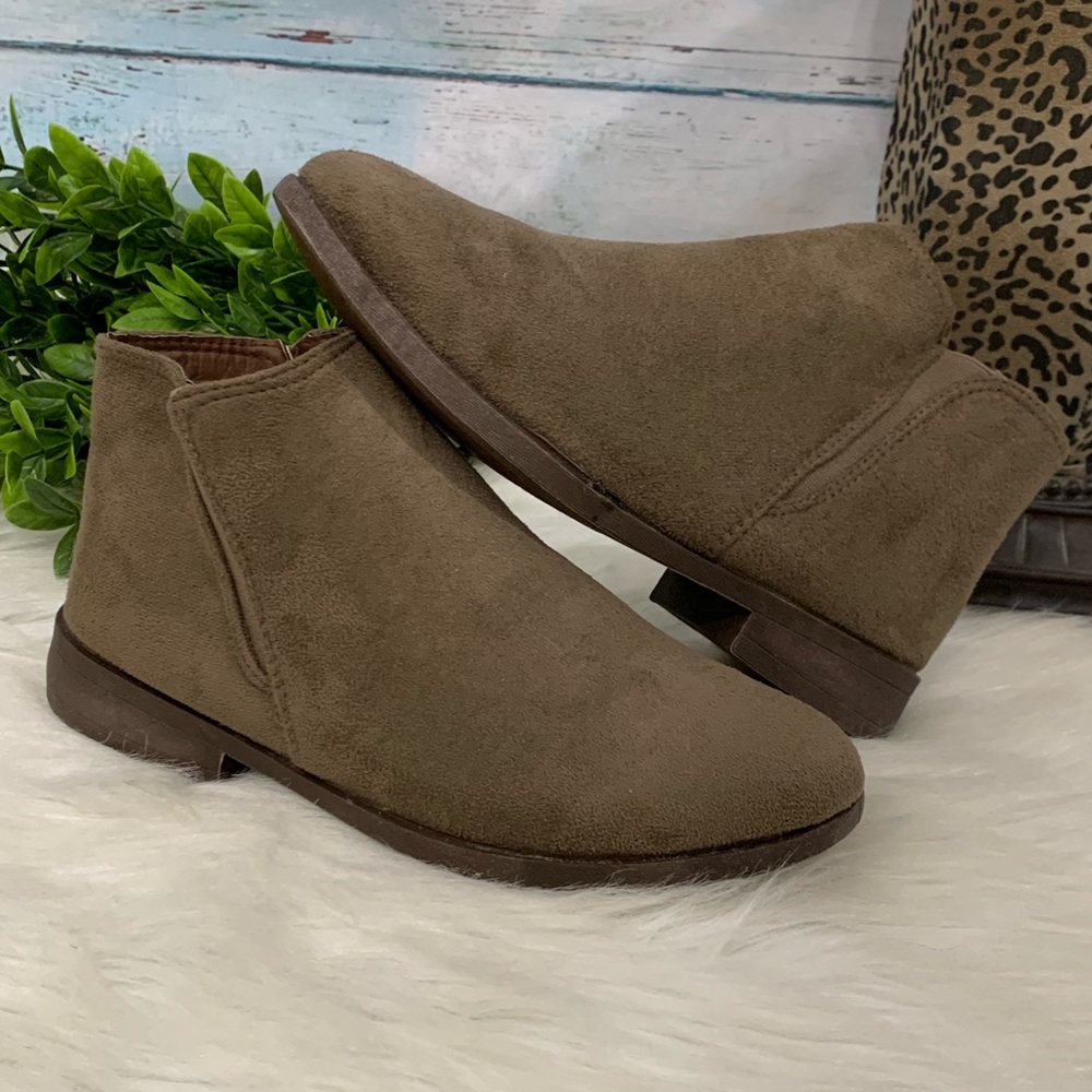 🆕 Microsuede Booties Boot Shoes Bobbie Brooks 9